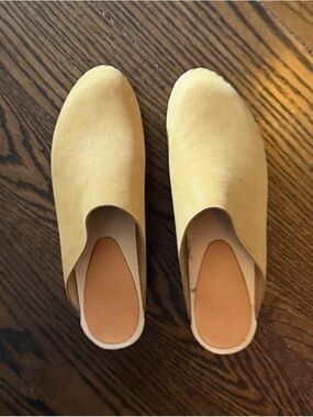 Bryr Slip-On Mule in Pale Yellow NARROW